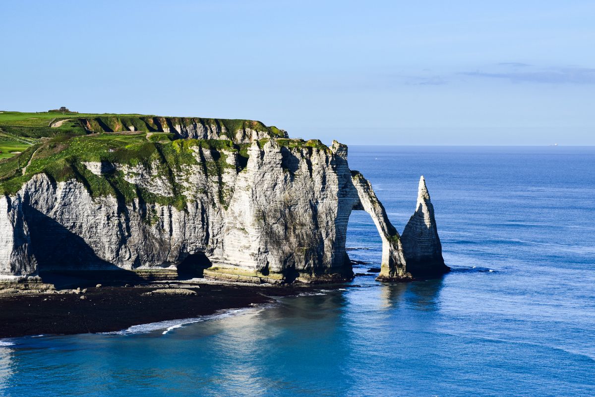 Falezele de cretă de la Etretat, în Franța