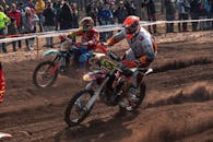 斯洛伐克的越野摩托车比赛充满活力，竞争激烈，速度惊人