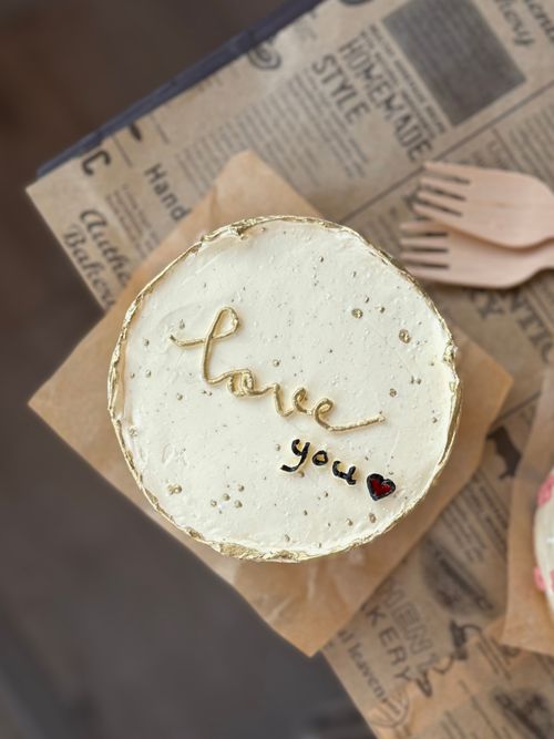 Free Delicious homemade cake with 'love you' message, perfect for special occasions. Stock Photo