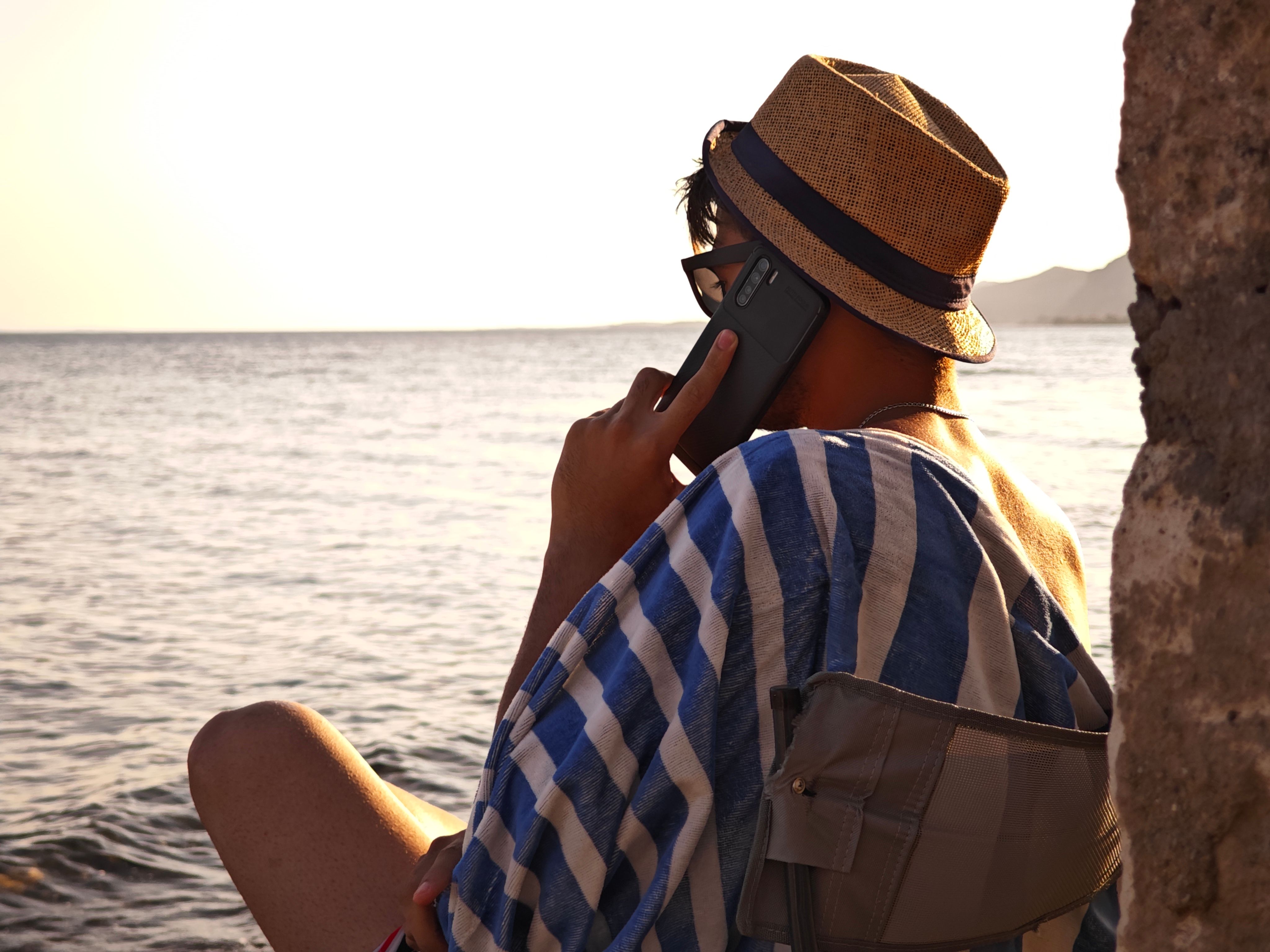 Litoral caribenho do Haiti com vegetação tropical e turista com celular usando eSIM e internet 4G em 2026