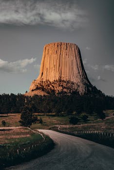 在标志性的魔鬼塔（一个引人注目的岩石结构）上，捕捉那令人惊叹的日落