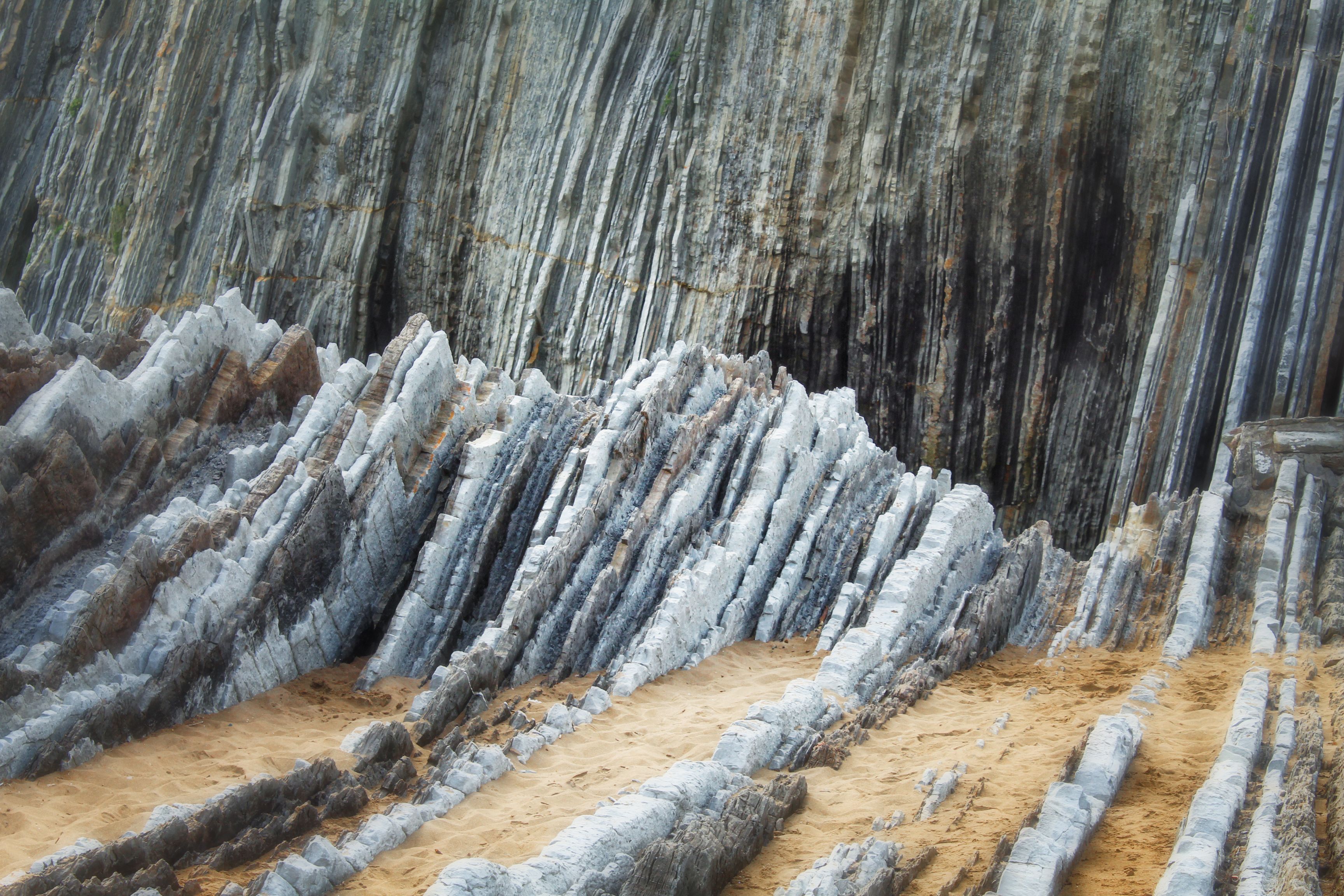 A rock formation with many different colors · Free Stock Photo
