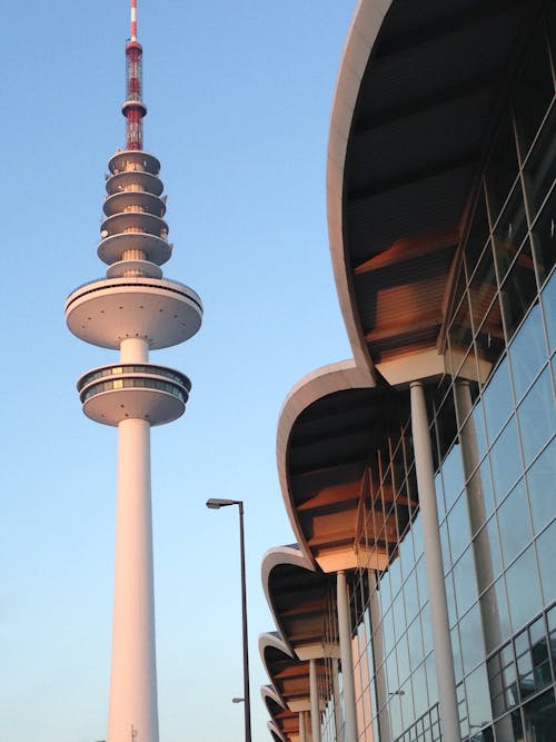 Fotografi Sudut Rendah Menara Putih