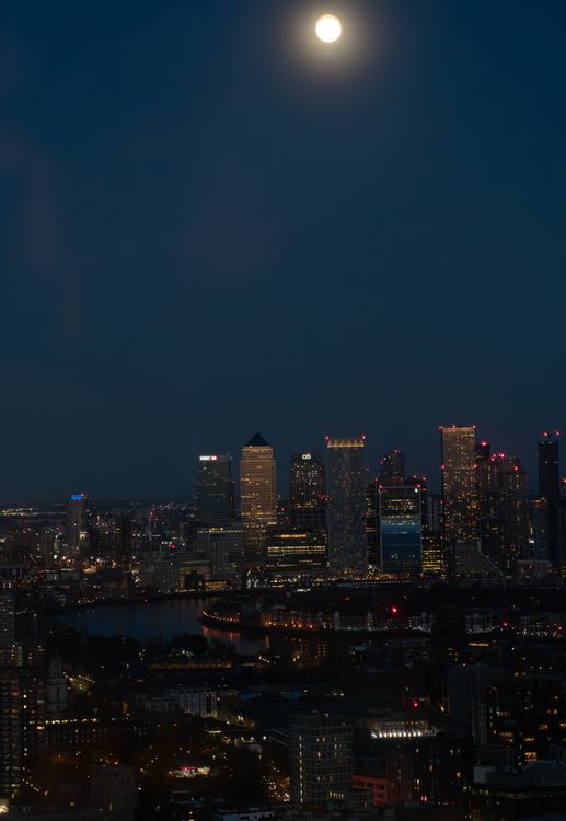 A full moon rises over the city skyline · Free Stock Photo
