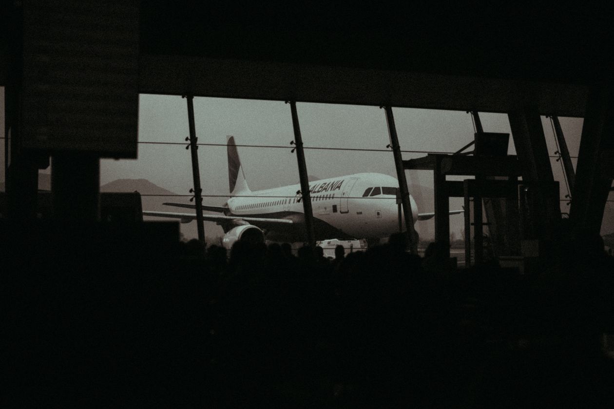 Airplane and waiting passengers