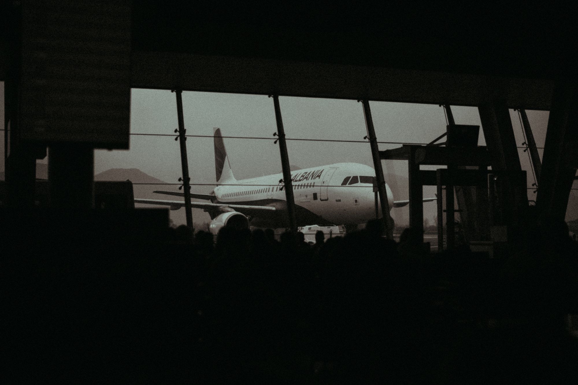 Fila de pasajeros abordando un avión comercial en una puerta de embarque