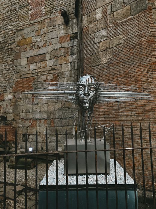 Figurative sculpture, photo by Jasinto Shabani on Pexels