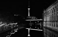 柏林电视塔的黑白夜景倒映在水面上