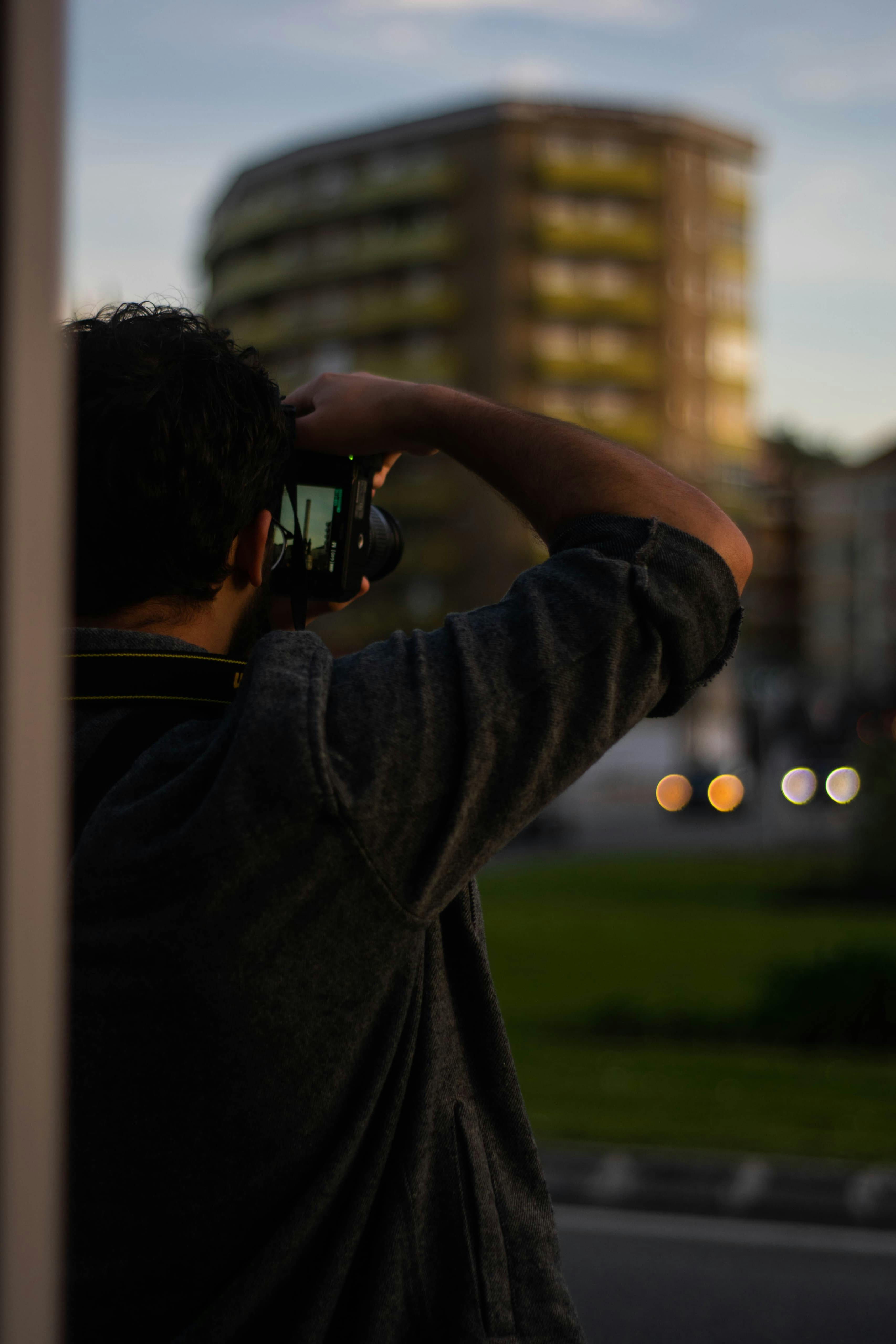 homem fotografando