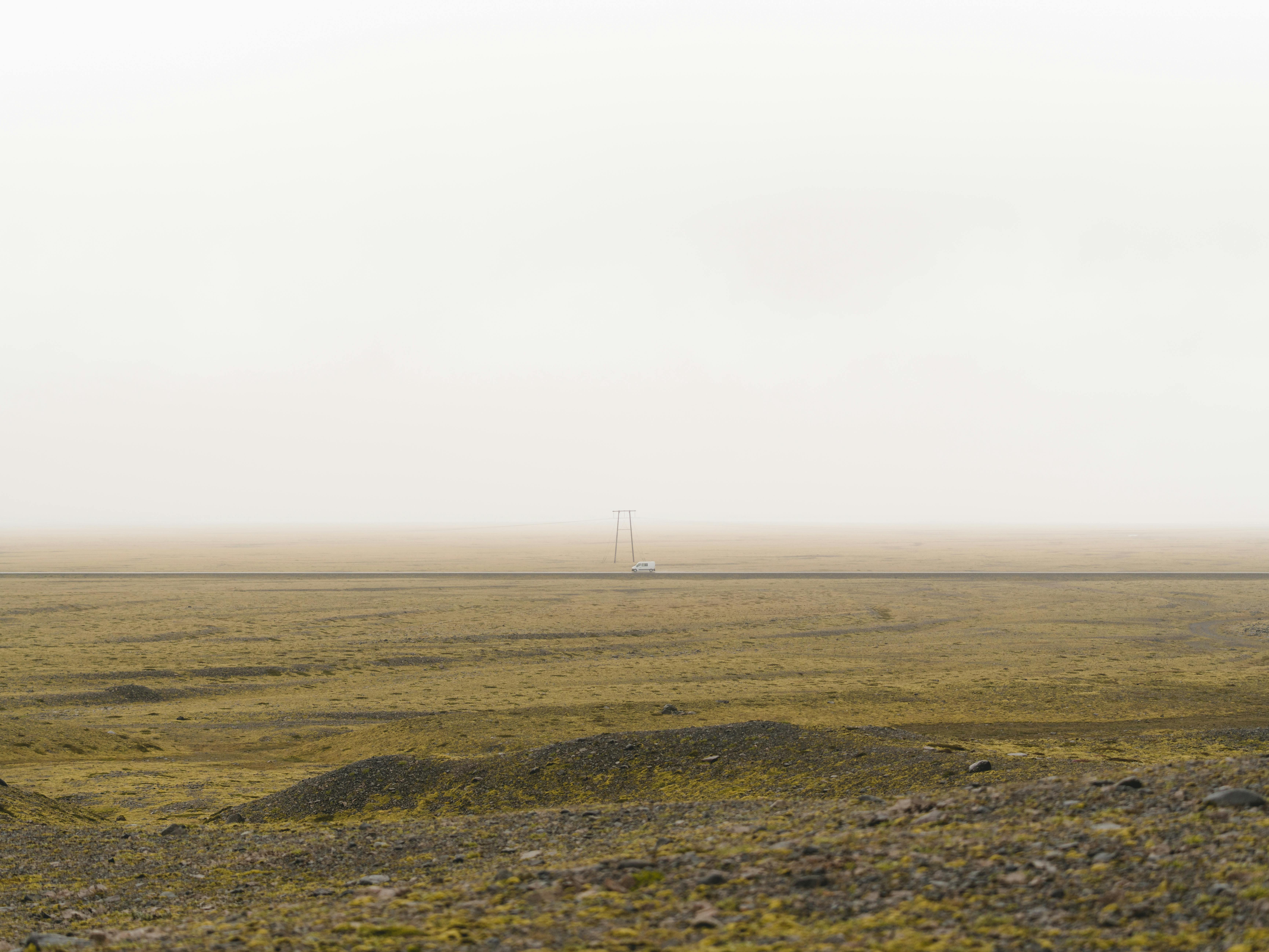 冰岛广阔的田野，以雾蒙蒙的地平线和宁静的气氛为特色