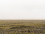 冰岛广阔的田野，以雾蒙蒙的地平线和宁静的气氛为特色