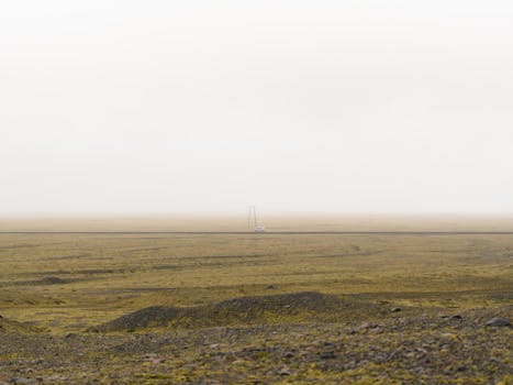 冰岛广阔的田野，以雾蒙蒙的地平线和宁静的气氛为特色