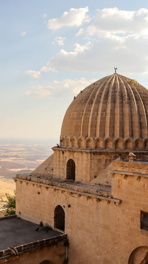Free Explore the stunning ancient architecture and iconic domes of Mardin, Türkiye's historic cityscape. Stock Photo