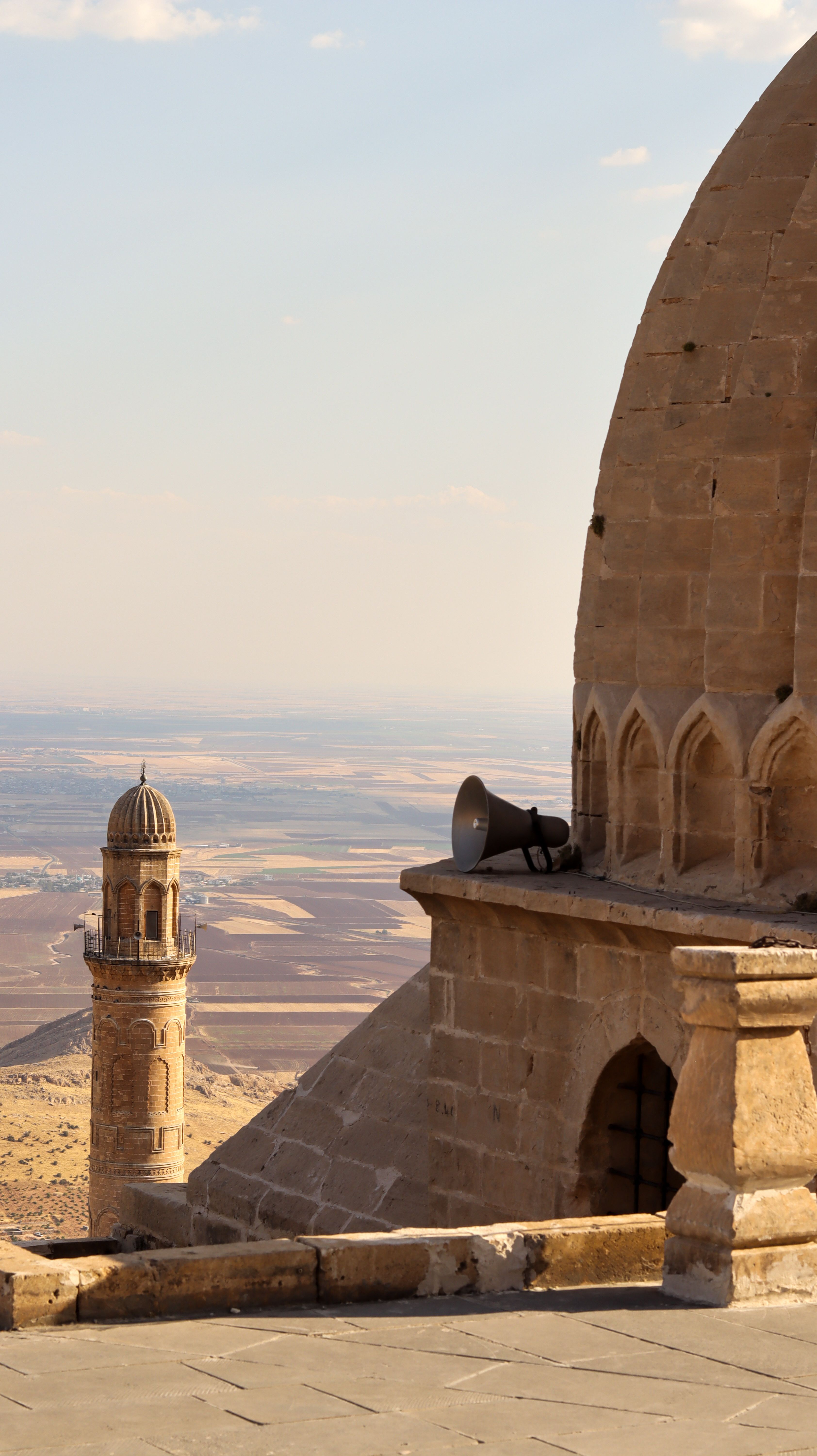 Beautiful ancient stone architecture in Mardin, Türkiye, with a scenic outdoor view.