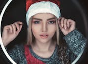 特写镜头中，一位戴着圣诞老人帽子的女性肖像，捕捉到了温暖而充满节日气息的圣诞氛围