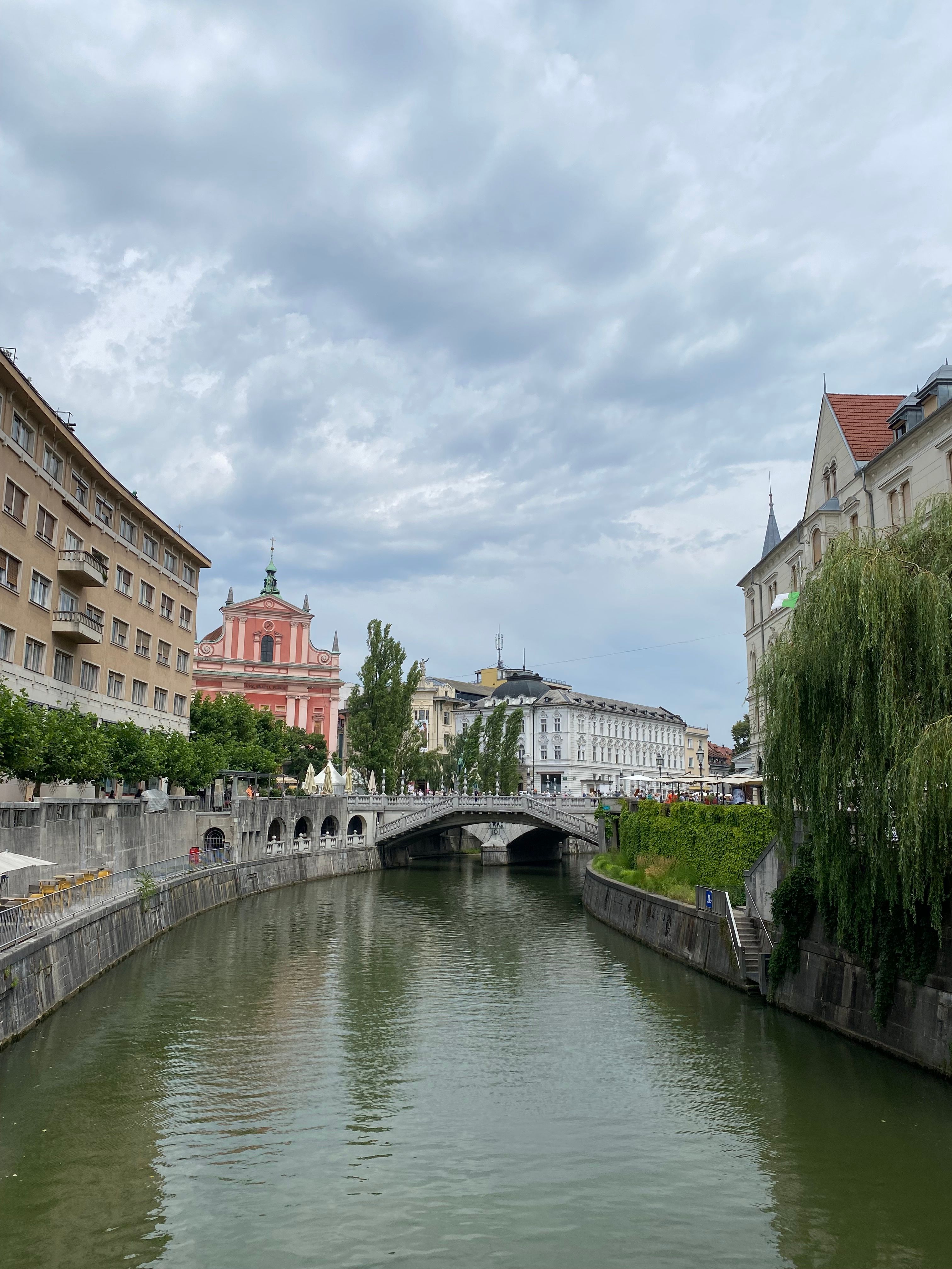 A river runs through a city with buildings on both sides · Free Stock Photo