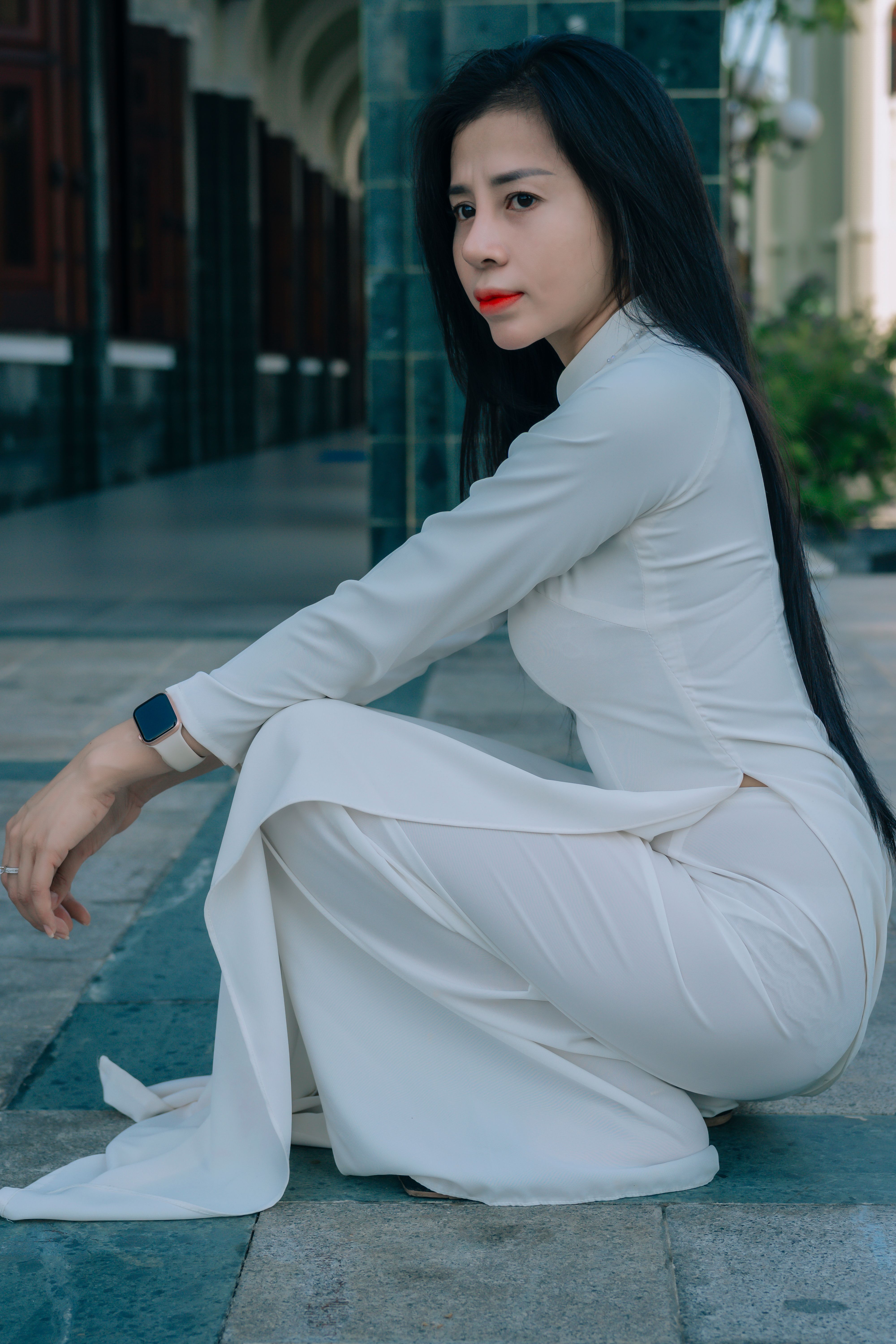 A woman in white sitting on the ground · Free Stock Photo