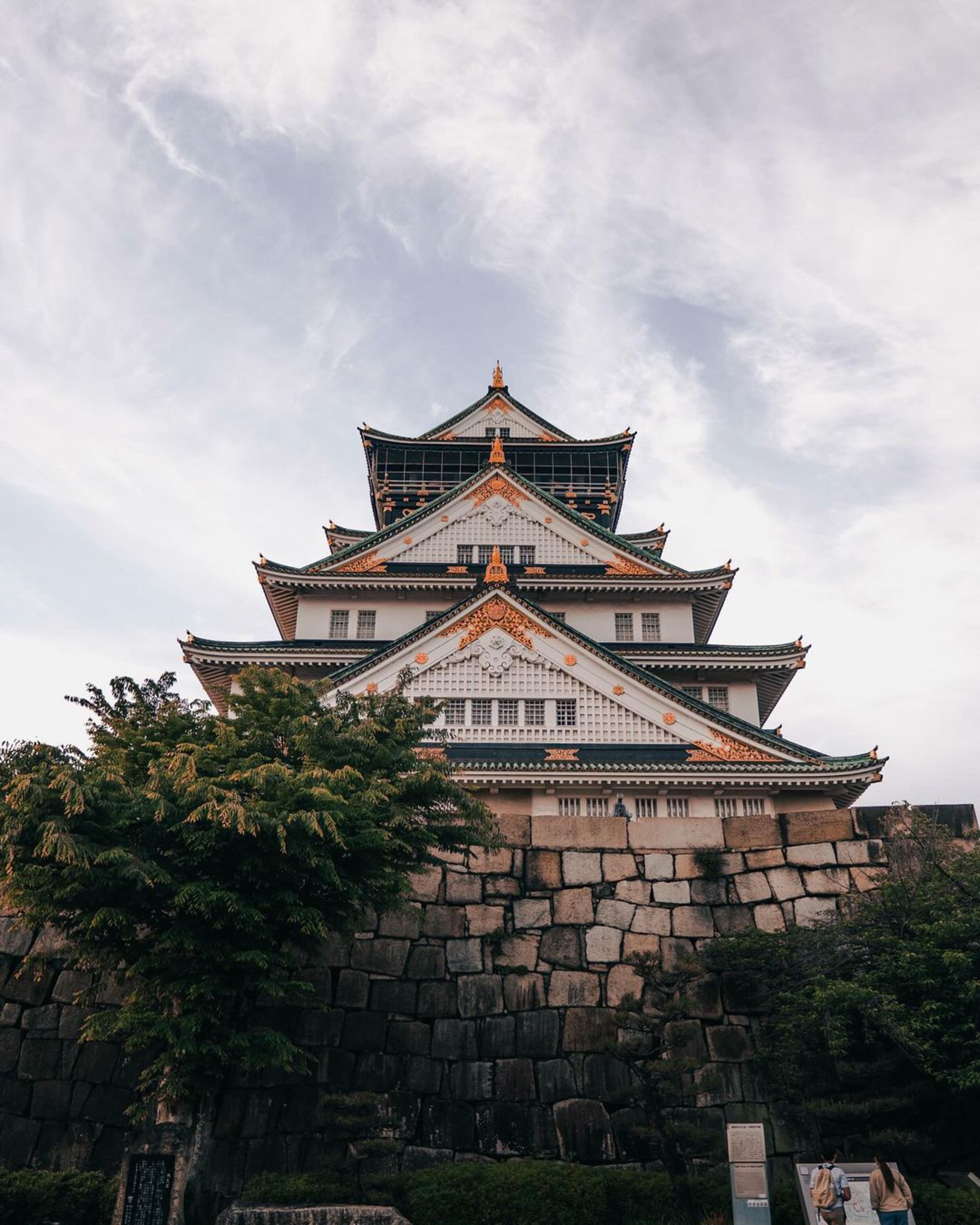 The top of an asian style building with a blue sky · Free Stock Photo