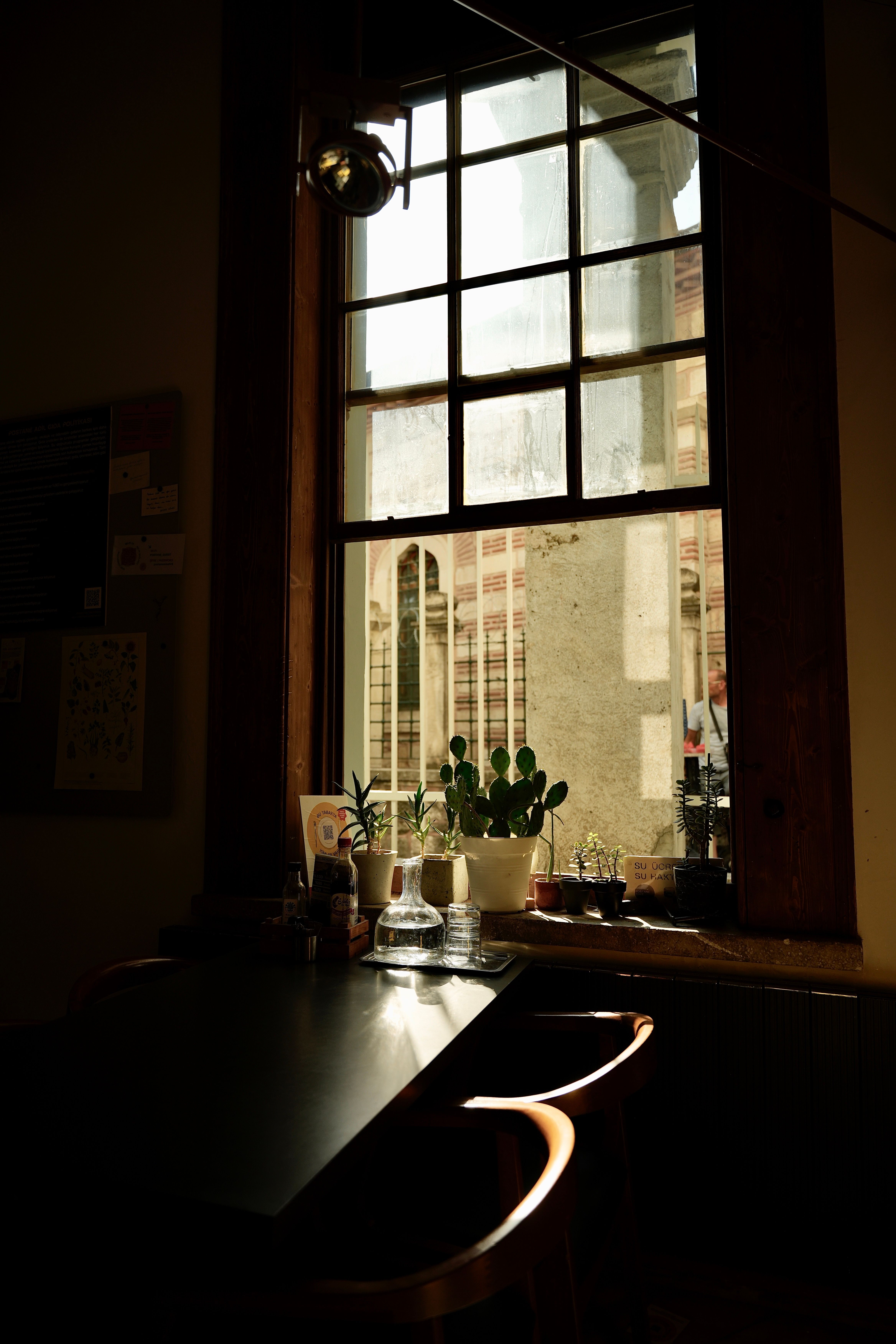 A window with a view of a table and chairs · Free Stock Photo
