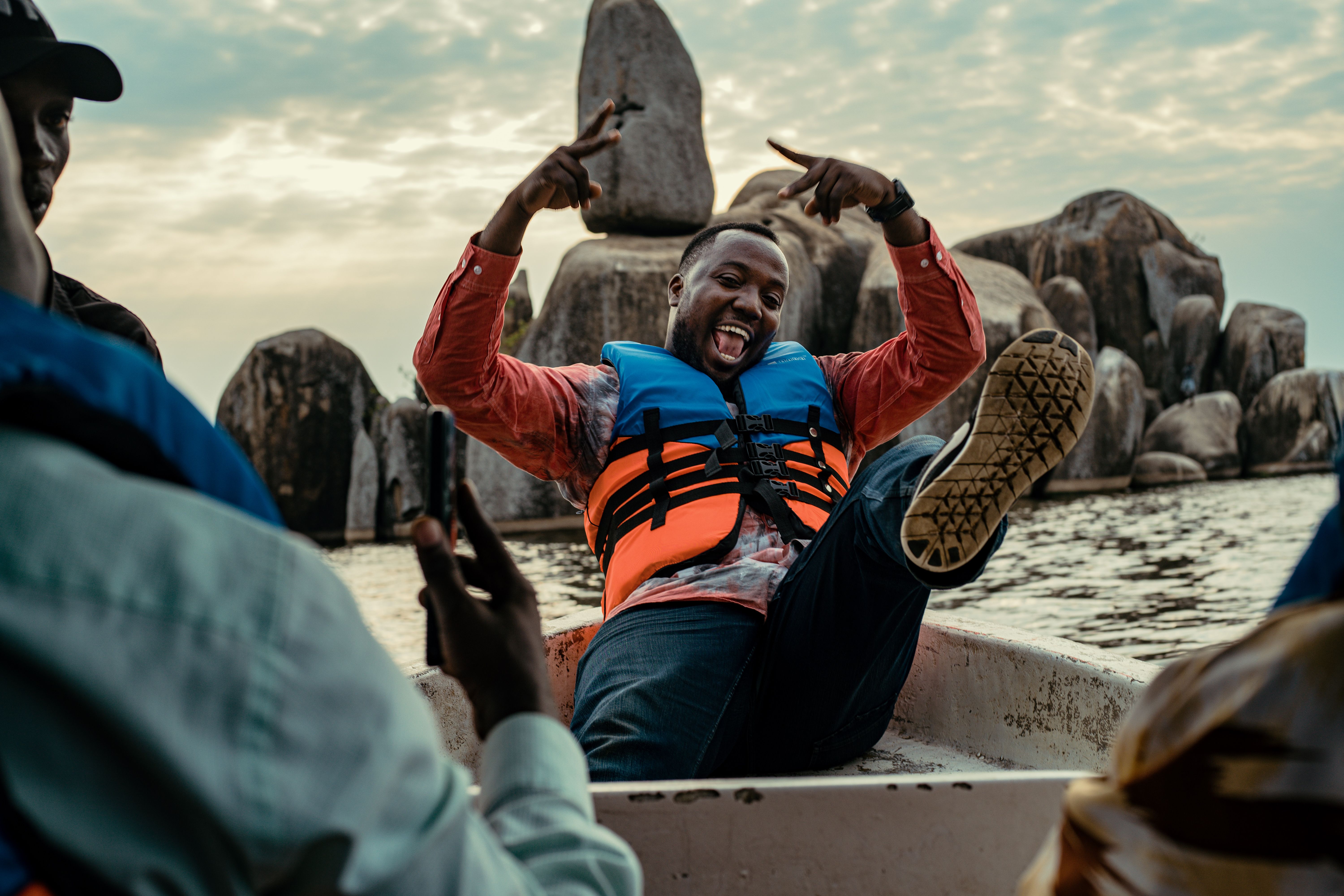 Viajero con una eSIM para Malaui a orillas del lago Malaui