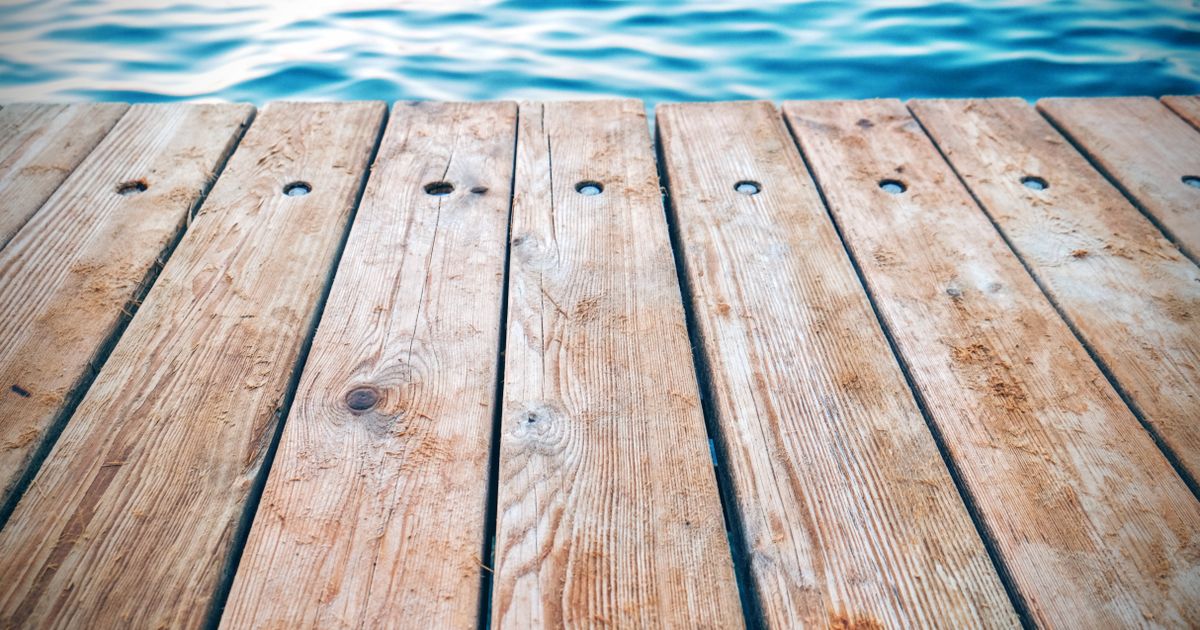 Lames de terrasse en bois vues de près