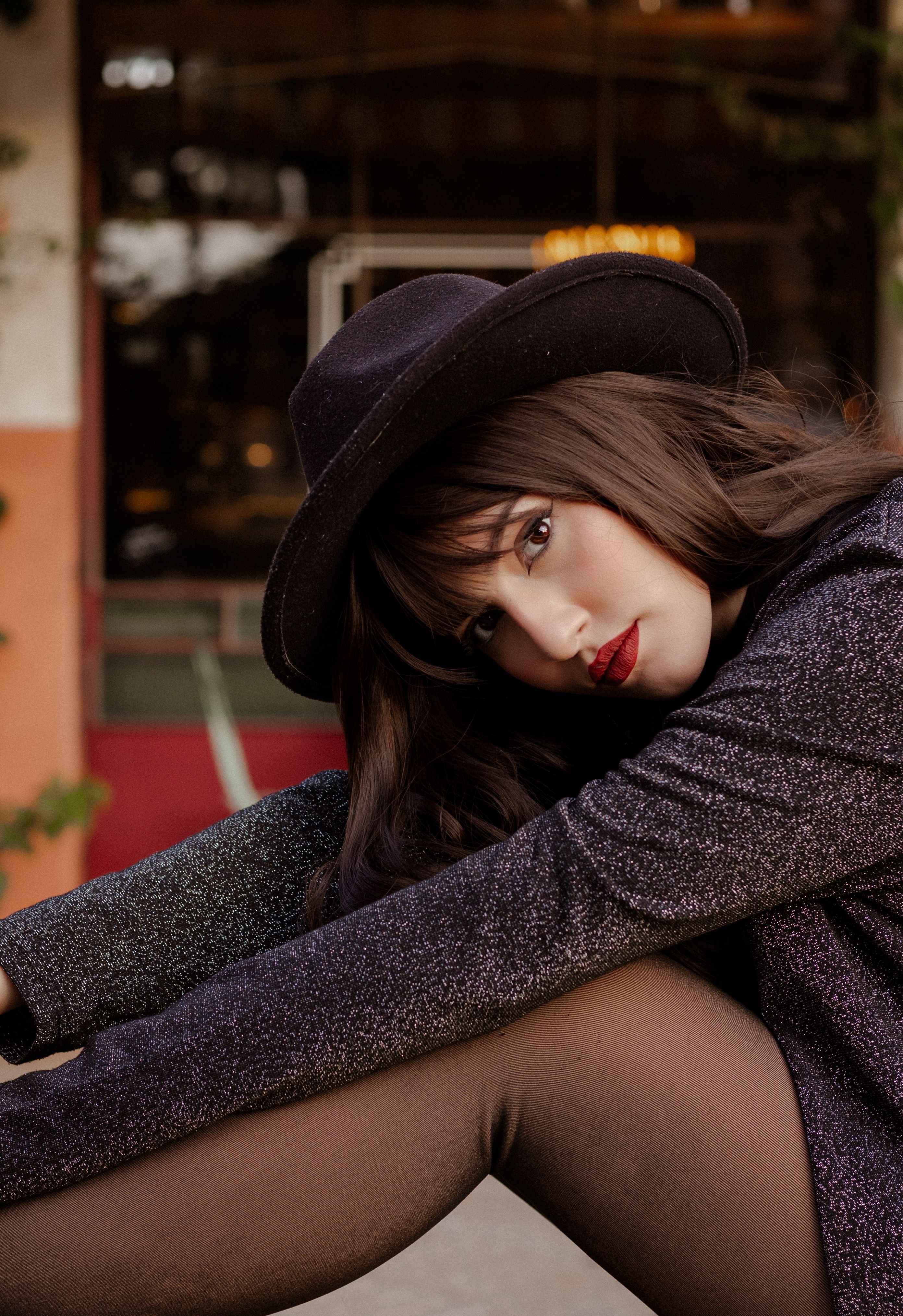 A woman in a hat sitting on the ground · Free Stock Photo