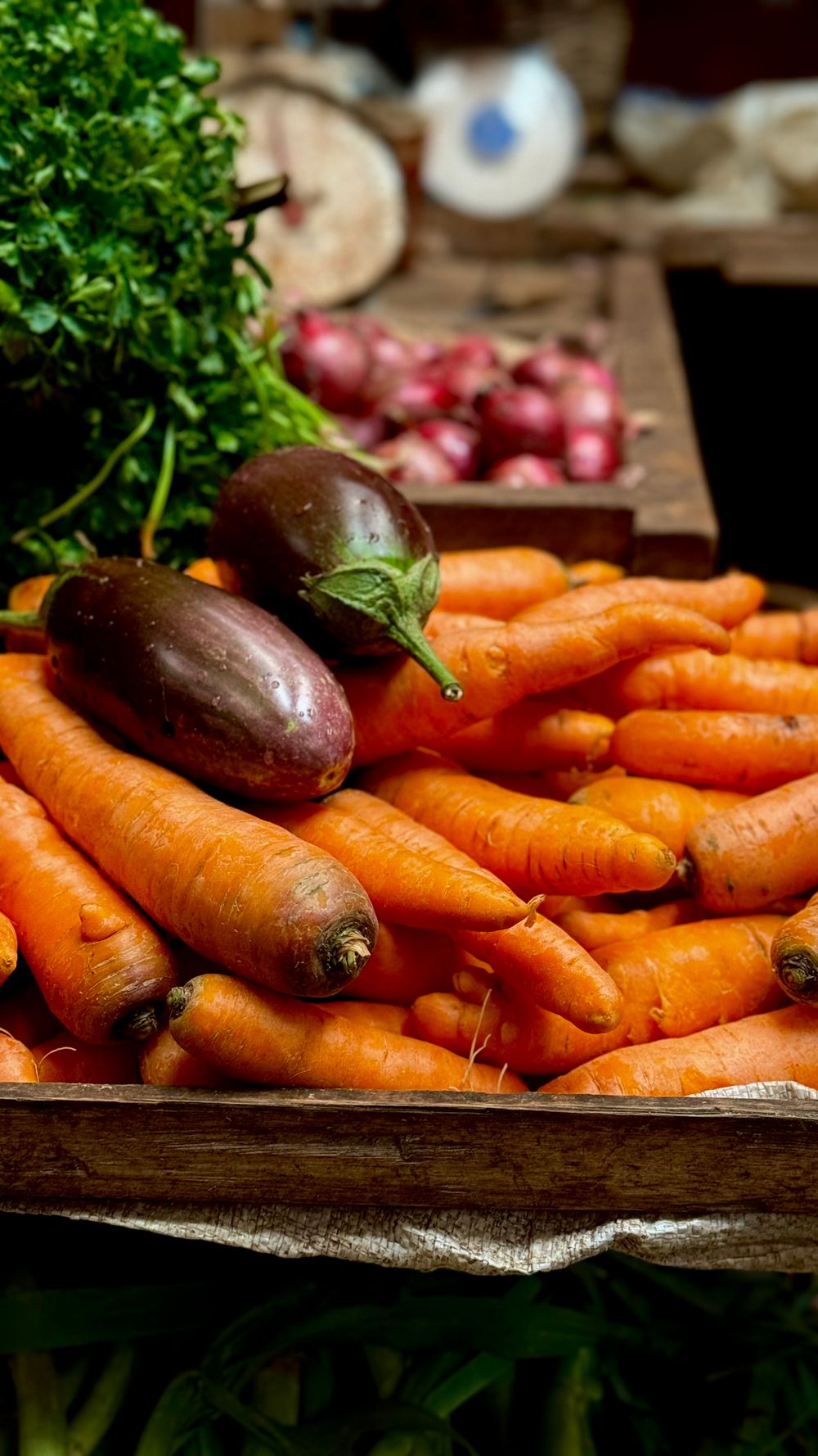 Légumes frais sauvés du gaspillage, présentés en cagette