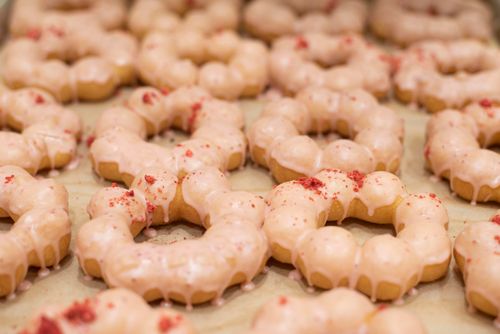 Free Close-up of delicious glazed mochi donuts topped with strawberry pieces, offering a sweet treat delight. Stock Photo