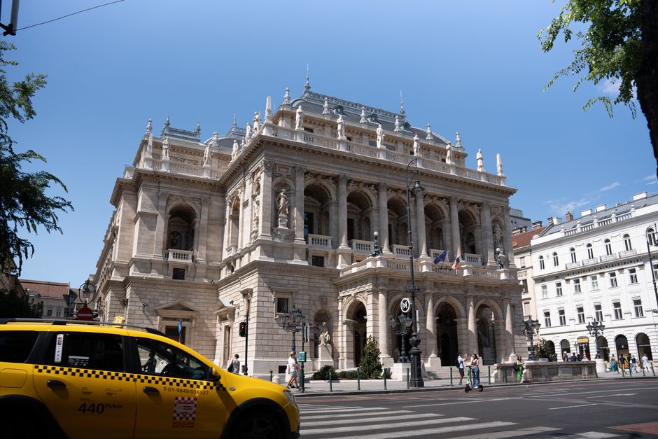 A Főtaxi vehicle in Budapest, Hungary, highlighting official taxi services for safe travel