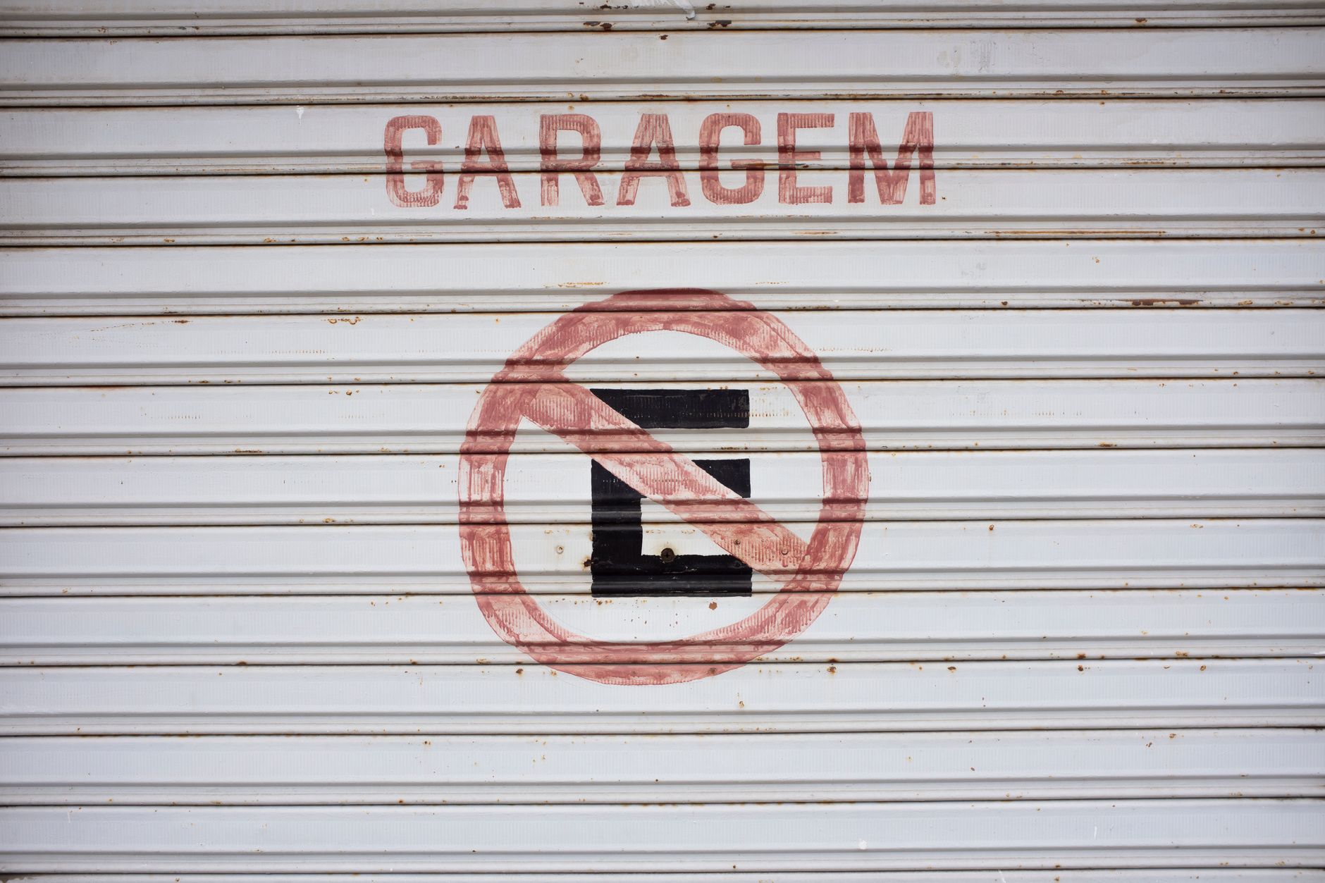 Überschwemmung in einer Garage in der Rua dos Arrependidos