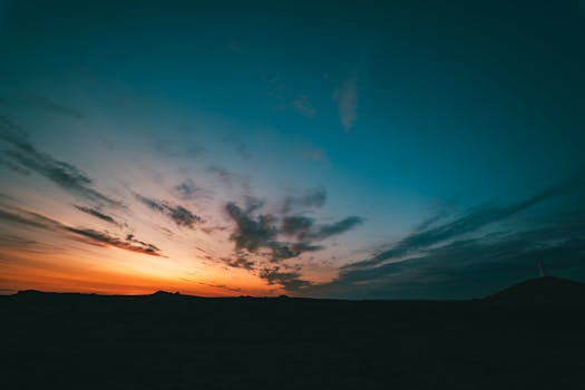 色彩鲜艳的日落覆盖着广阔的冰岛景观，展现出宁静的自然之美，令人惊叹