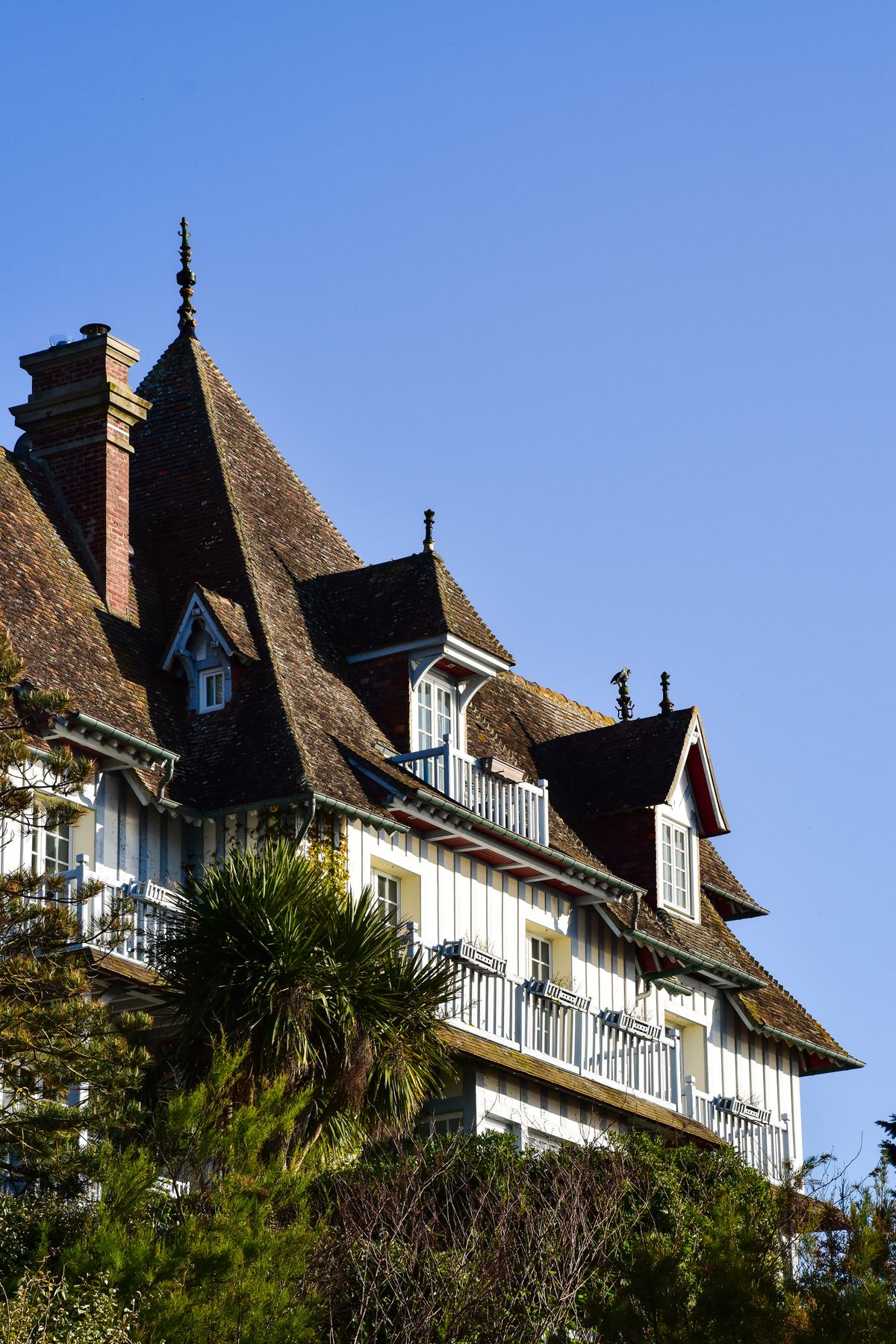 Maison normande à toit pentu et cheminées