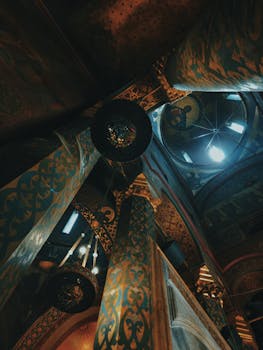 拍摄罗马尼亚大教堂华丽的内部和圆顶，以展示历史建筑的细节