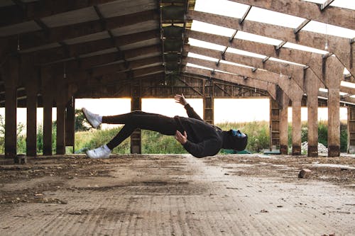 Kostenlos Person, Die Schwarzen Kapuzenpulli Trägt, Der Auf Luft Schwimmt Stock-Foto