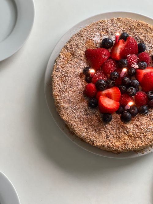 Free Homemade cake topped with fresh strawberries and blueberries, perfect for a sweet indulgence. Stock Photo