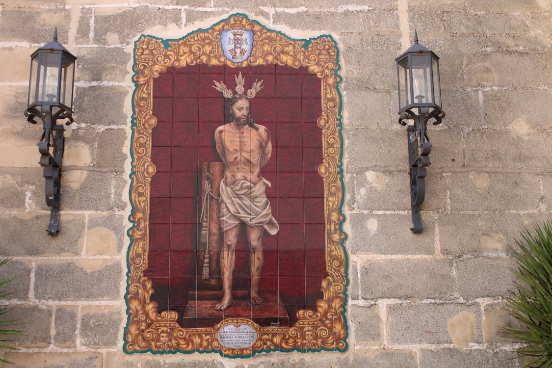 mosaico de azulejos en la fachada de templo jerezano