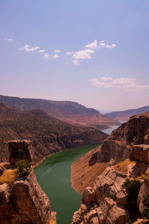 Free Breathtaking landscape of Tensel Gorge with river and rugged cliffs in Siirt, Türkiye. Stock Photo