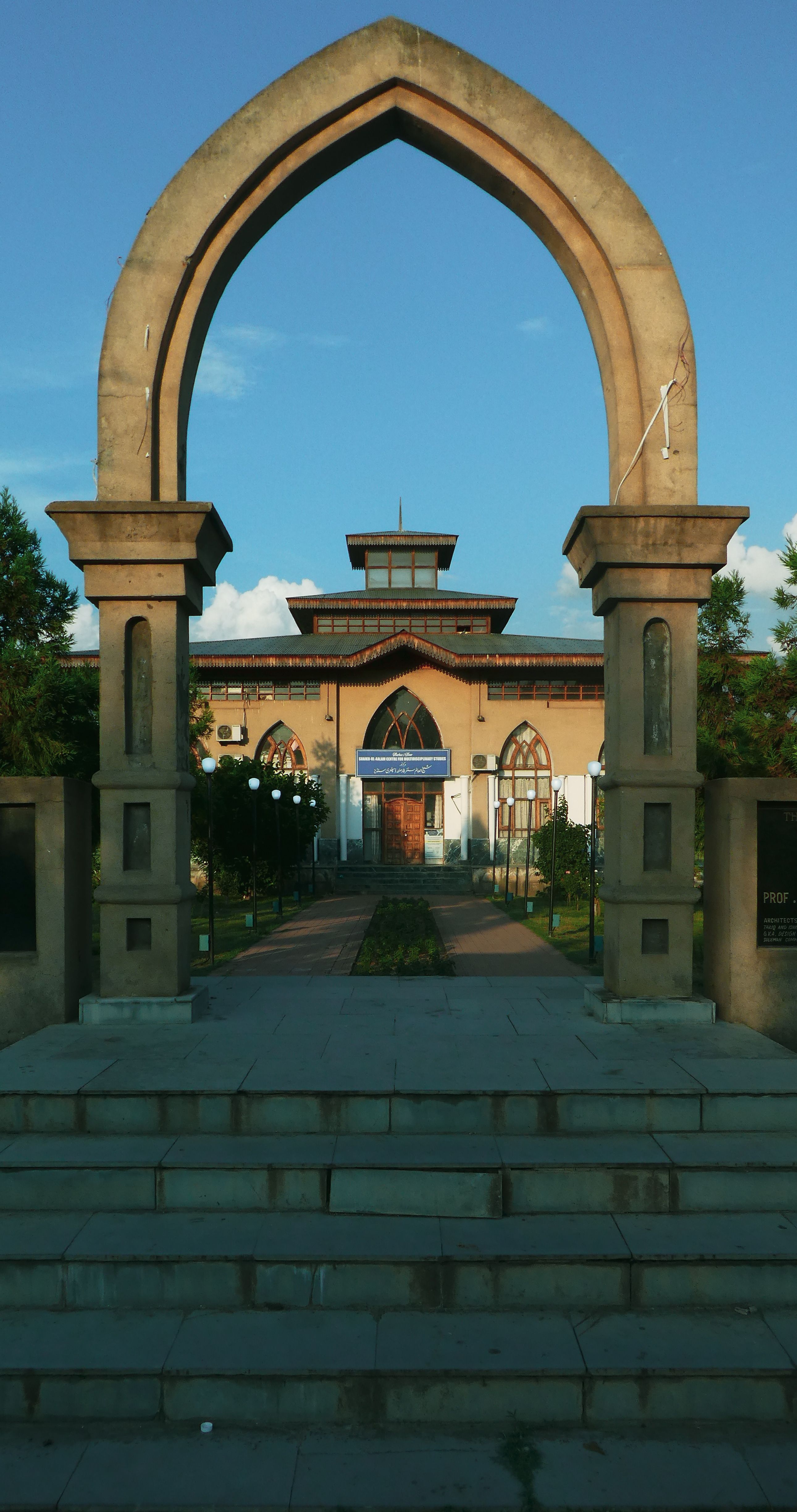 A large archway with steps leading up to it · Free Stock Photo