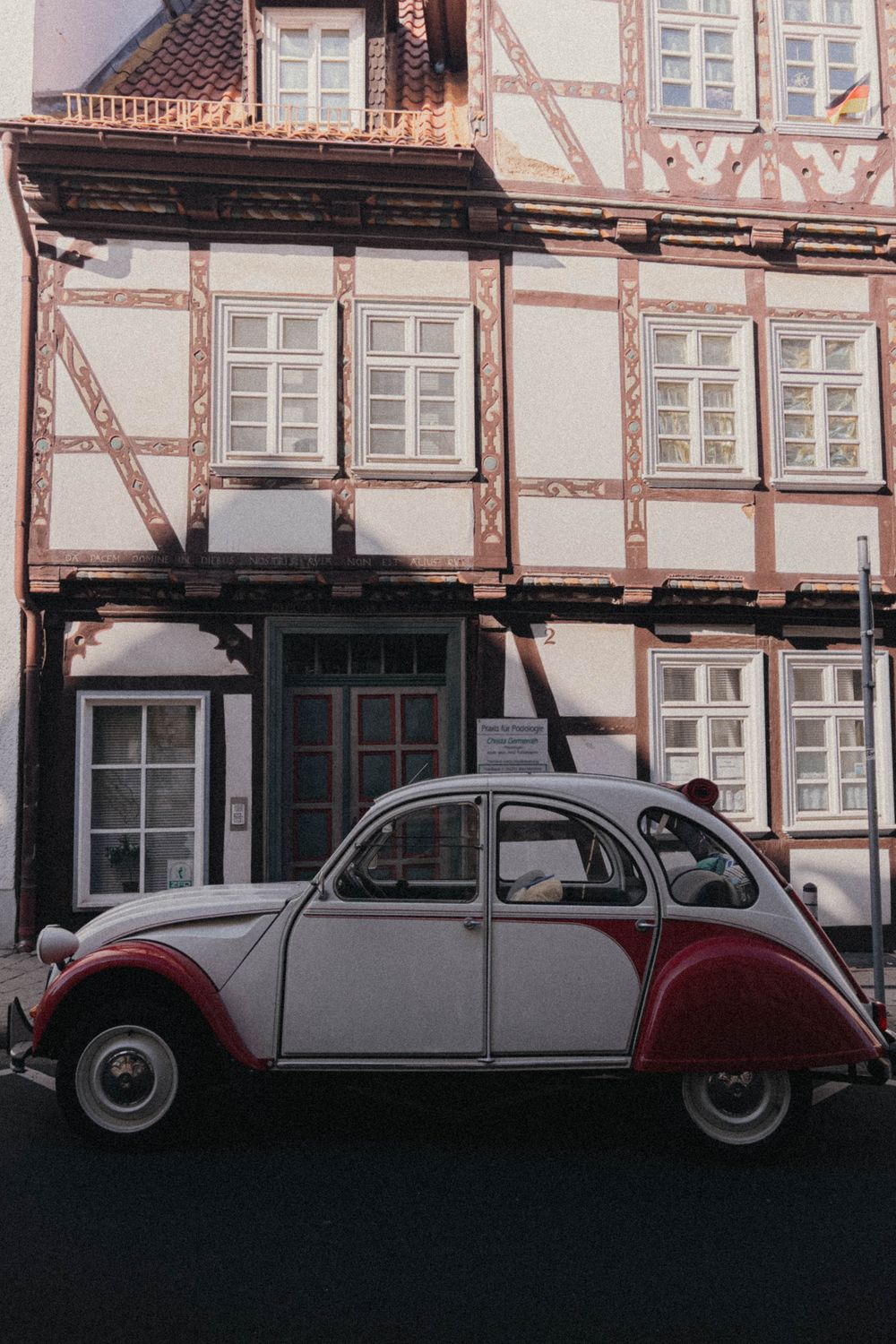 A car parked in front of a building · Free Stock Photo