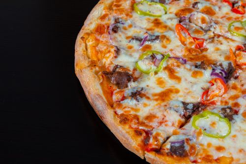 Free A delicious pepperoni pizza topped with colorful peppers and melted cheese, perfect for a tasty meal. Stock Photo
