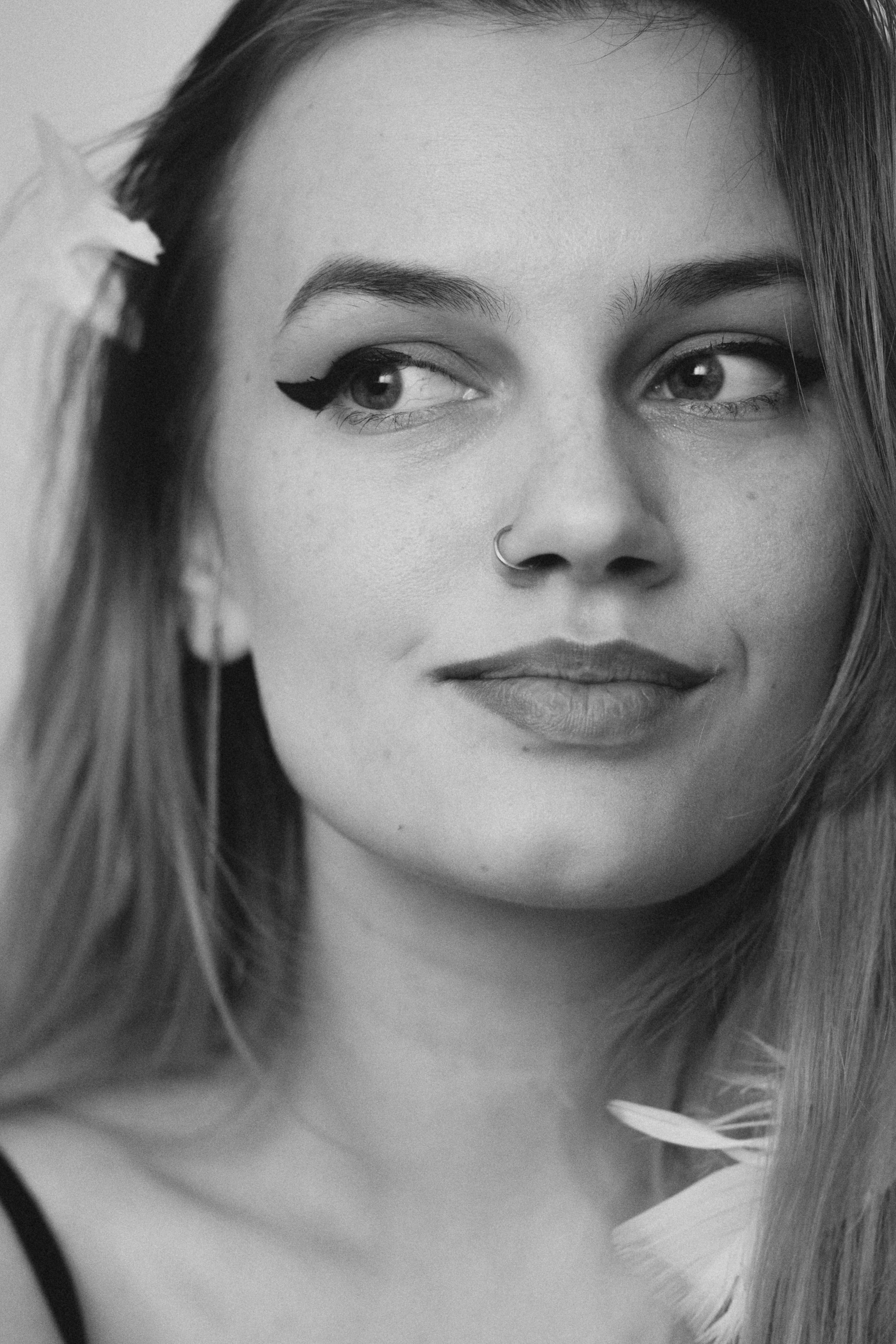 A woman with long hair and a flower in her hair · Free Stock Photo