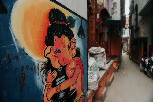 Free Vibrant Ganesha mural in a narrow urban alleyway, capturing cultural street art. Stock Photo
