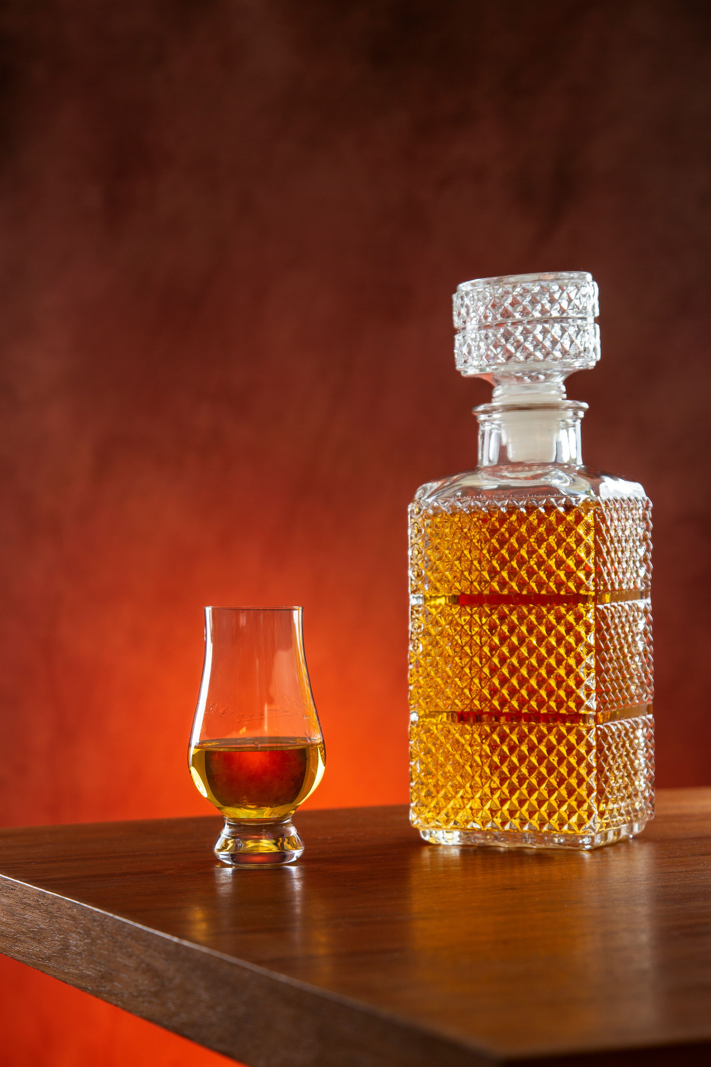 Carafe de spiritueux et verre sur une table en bois