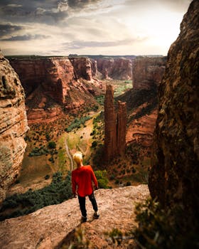 站在峡谷边缘，人捕捉到了令人惊叹的风景