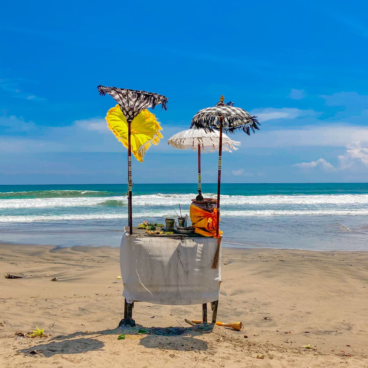 Bali - umbrele balineze tradiționale pe plajă