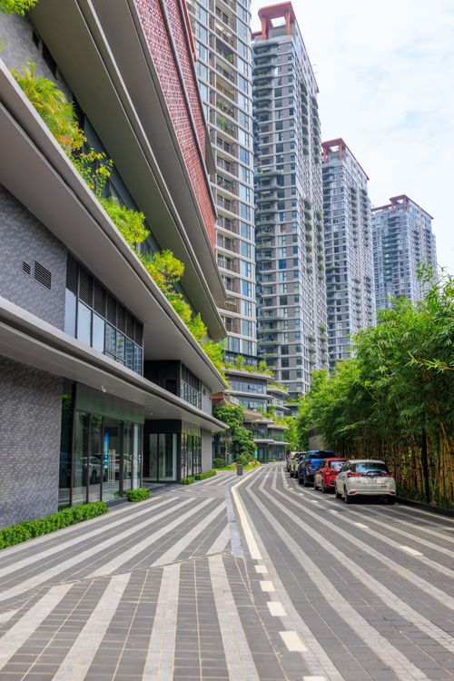 A city street with cars parked on both sides · Free Stock Photo