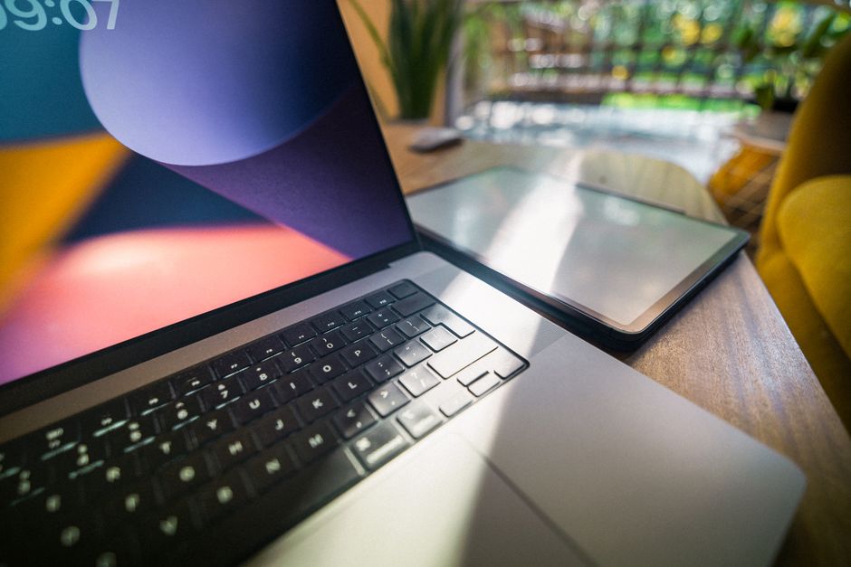 laptop and notebook real home lifestyle photo 1