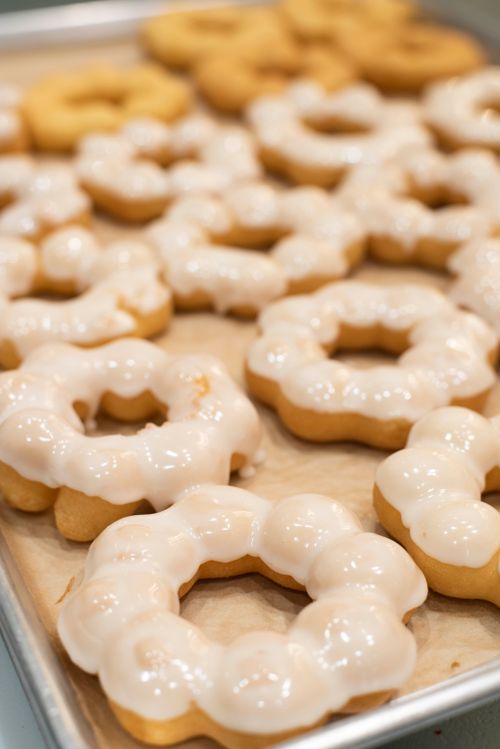 Free Freshly baked mochi donuts with glaze, captured in a bakery in San Francisco. Stock Photo
