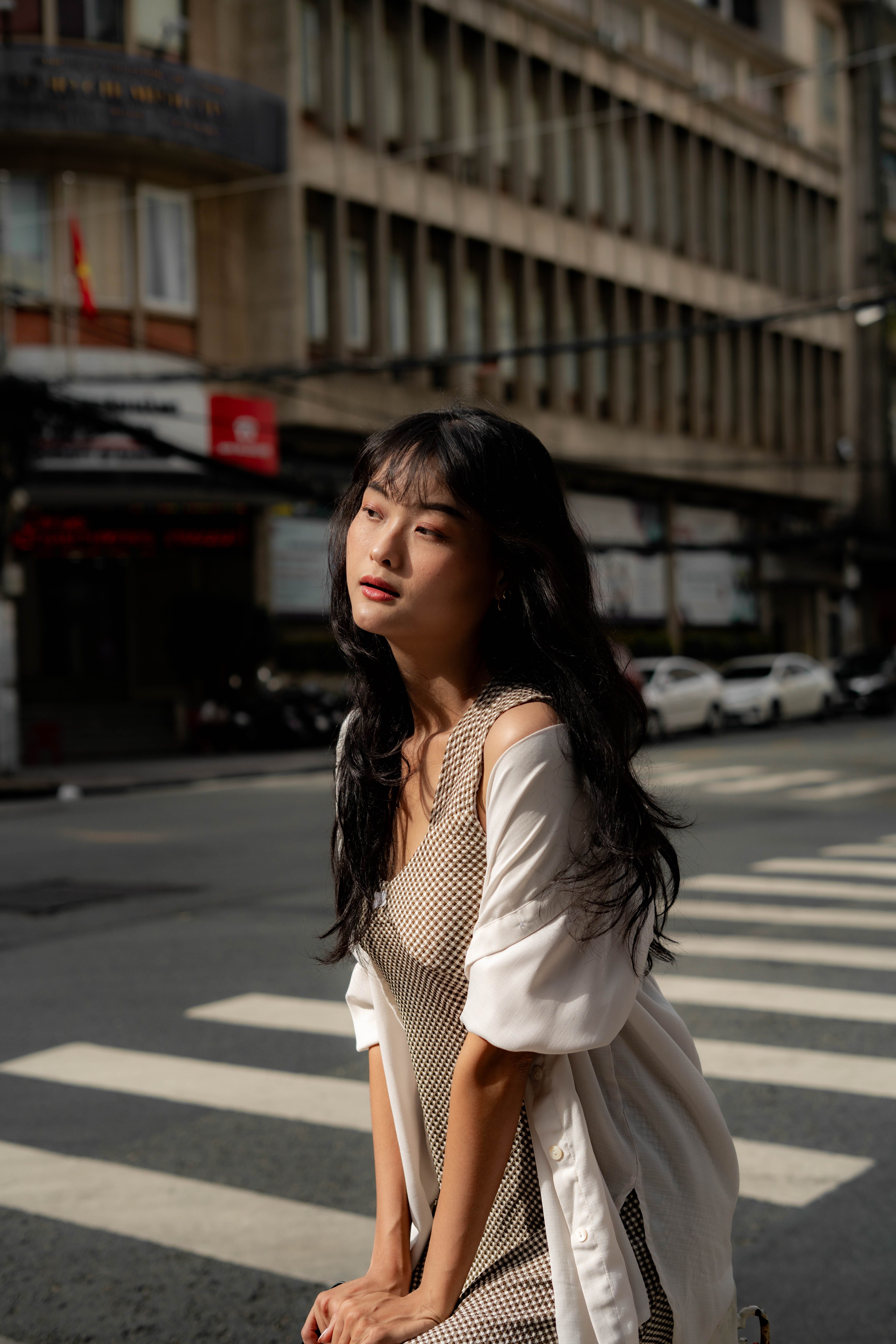 Stylish woman in urban setting, capturing fashion and city life in daylight.