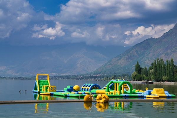Parc aquatique gonflable sur lac — WAM Park, Faverges-Seythenex